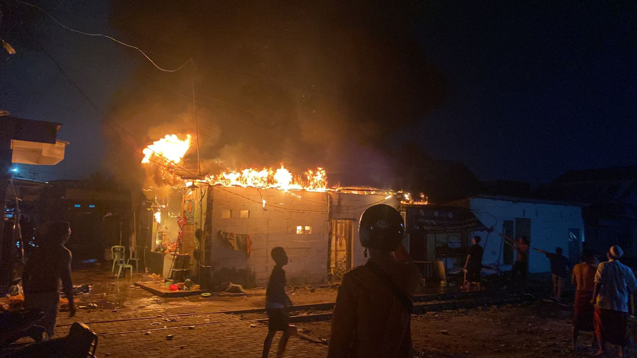 Petugas Damkar Surabaya saat berjibaku memadamkan rumah (dok: Damkar Surabaya/jatimnow.com)