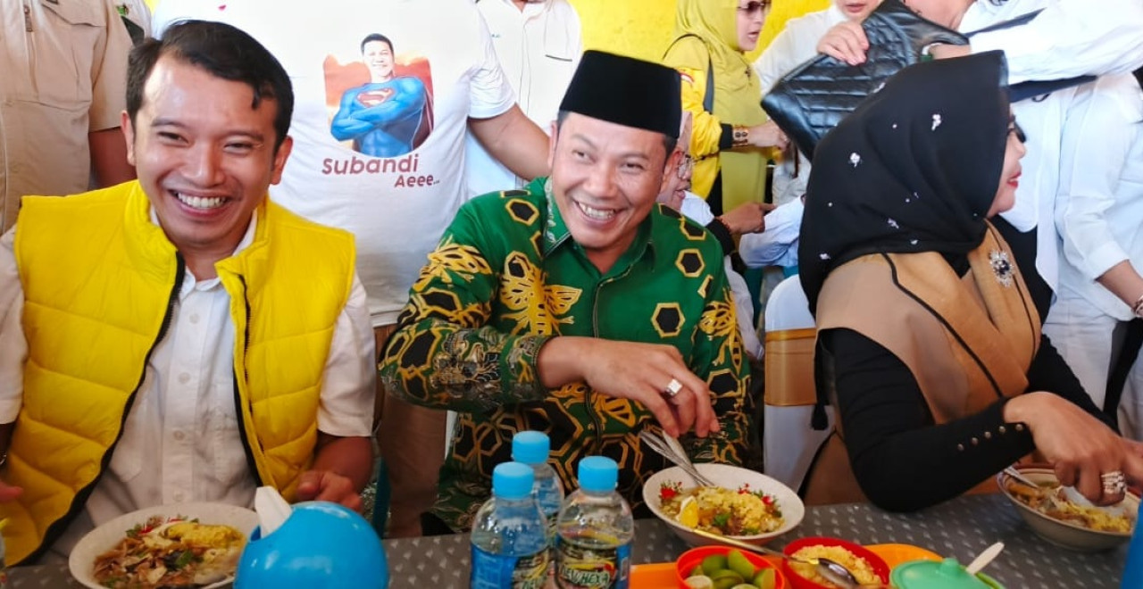 Subandi-Mimik bersama Adam Rusydi makan Soto Lamongan di depan DPD Golkar Sidoarjo. (Foto: Ahaddiini HM/jatimnow.com)