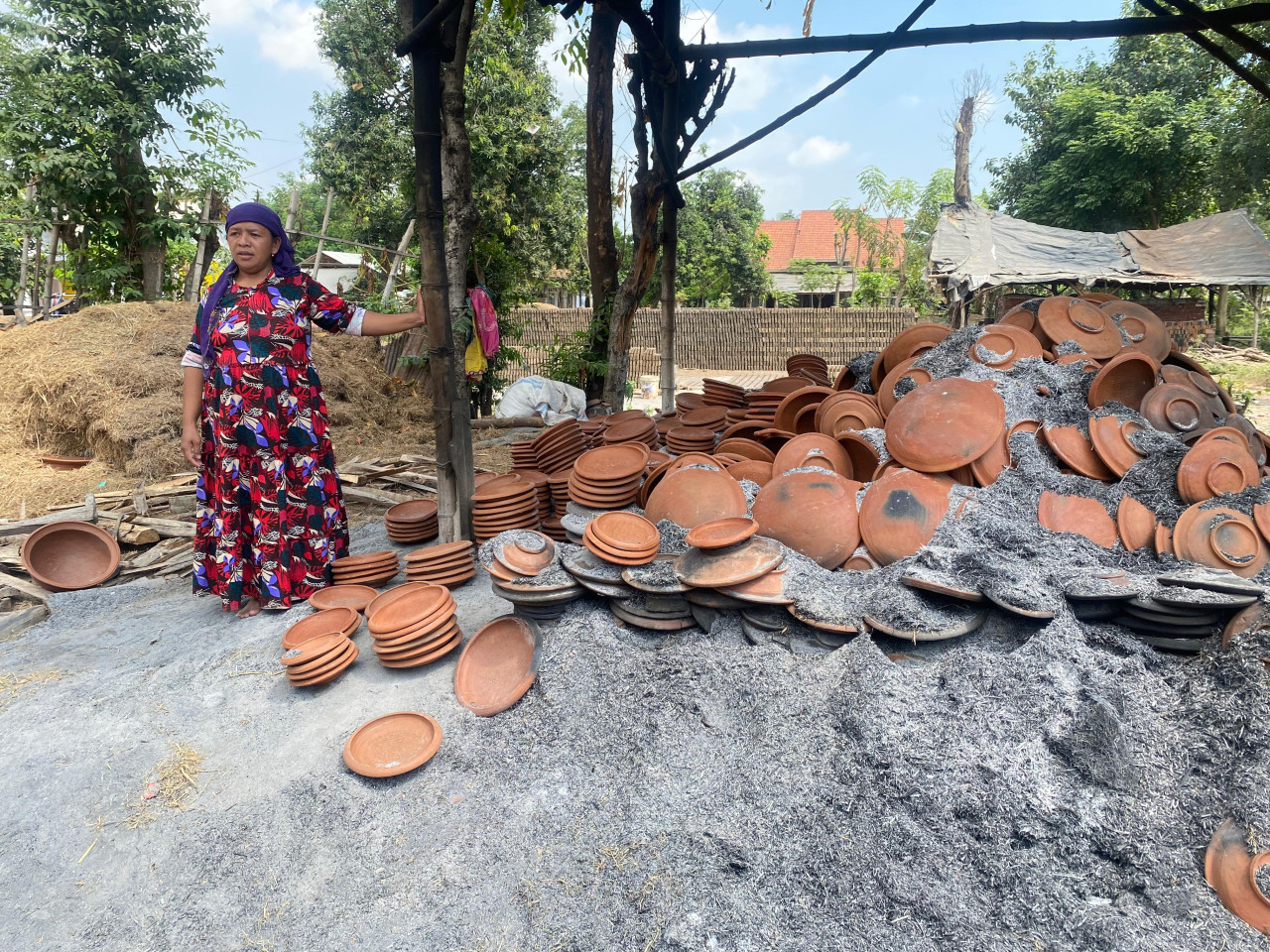 Warga Desa Alas Kandang, Besuk, Kabupaten Probolinggo yang menjadi pengrajin gerabah (Foto-foto: Haryo Agus/jatimnow.com)