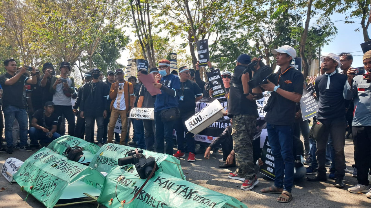 Unjuk rasa jurnalis menolak RUU Penyiaran. (Foto: Fathor Rahman/jatimnow.com)