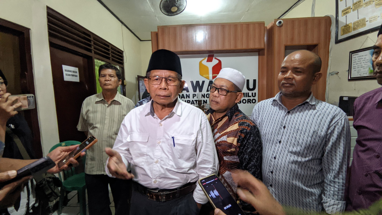 Kuasa hukum Sunaryo Abuma'in (peci hitam) bersama Bapaslon wakil Bupati Nafik Sahal (peci putih). (Foto: Misbahul Munir/jatimnow.com)