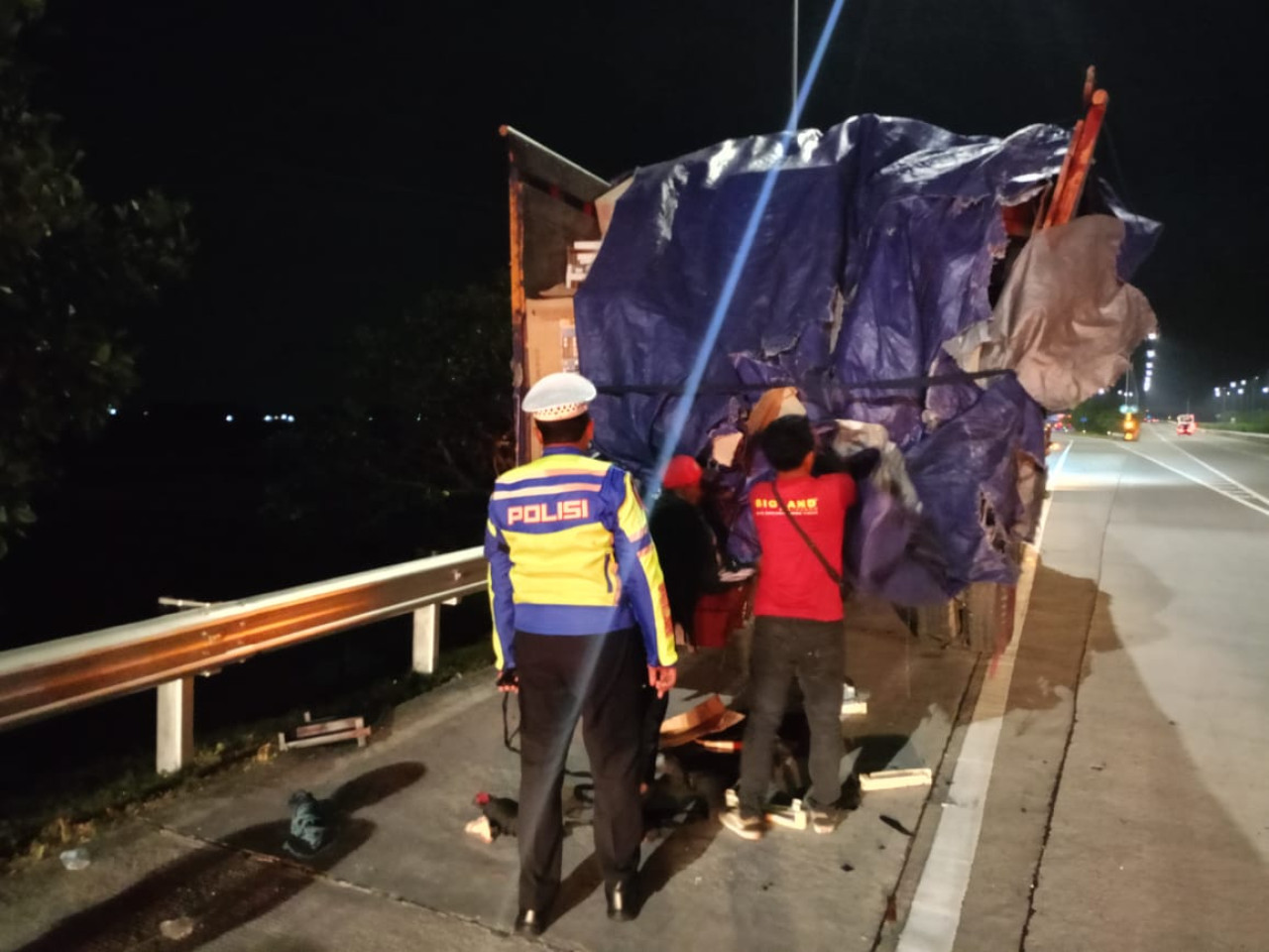 Petugas kepolisian saat meninjau lokasi kecelakaan. (Foto: PJR Polda Jatim for jatimnow.com)