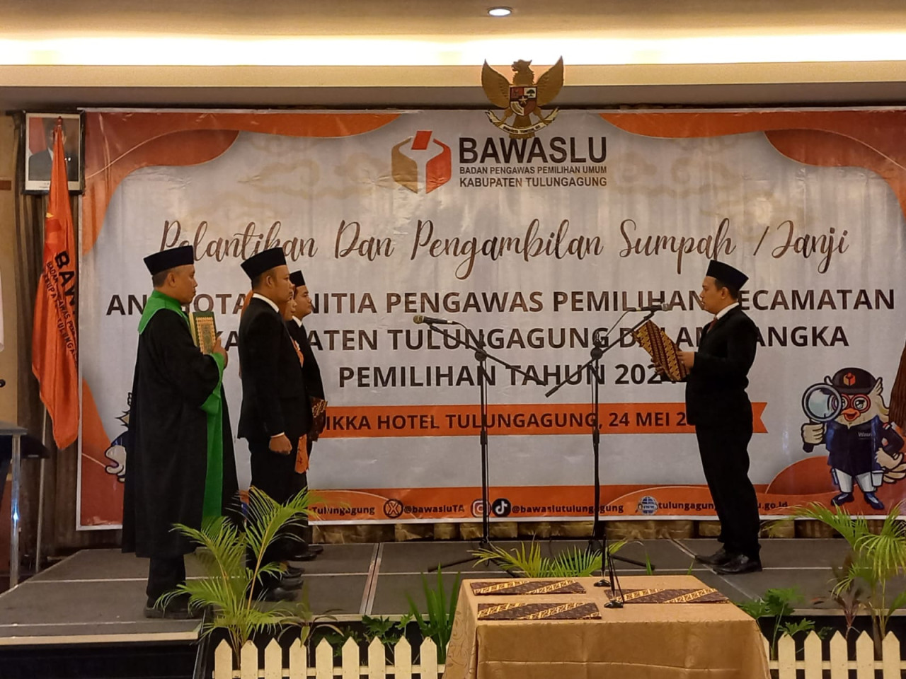 Prosesi pelantikan panwascam di Tulungagung. (Foto: Bramanta Pamungkas/jatimnow.com)