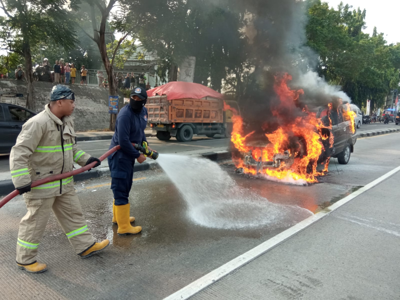 Mobil Terbakar saat Terjebak Lampu Merah di Lamongan