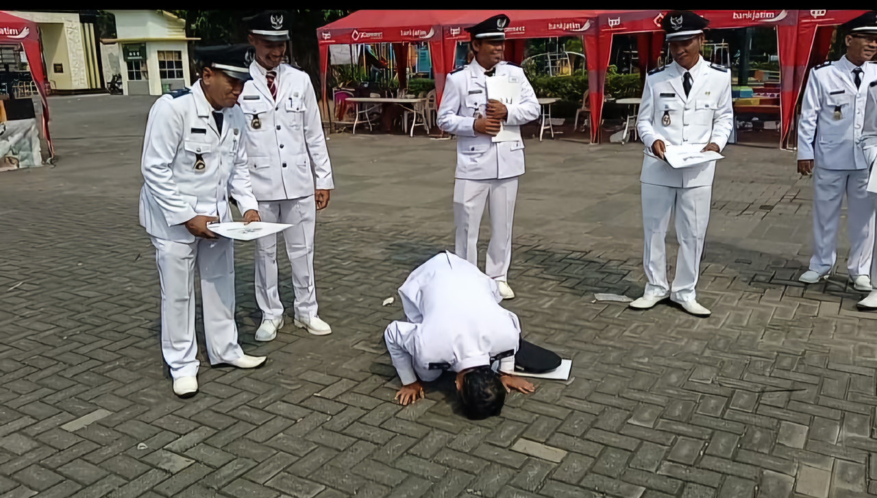 Kades di Lamongan sujud syukur. (Foto: Adyad Ammy Iffansah/jatimnow.com)