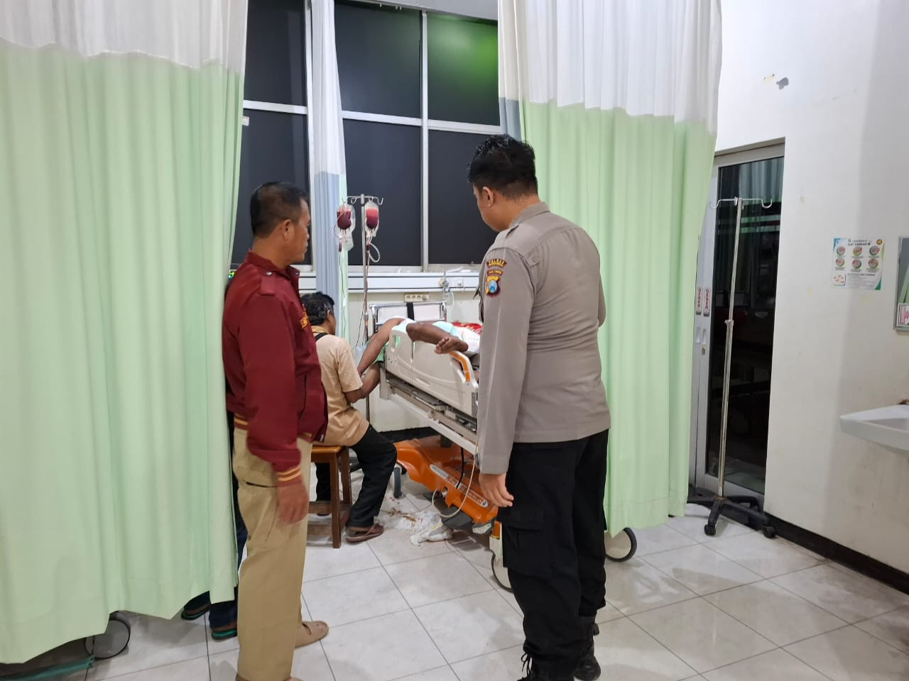 Korban pembegalan di Kecamatan Maron saat dirawat di RS dr Saleh. (Foto: Polsek Maron for jatimnow.com)