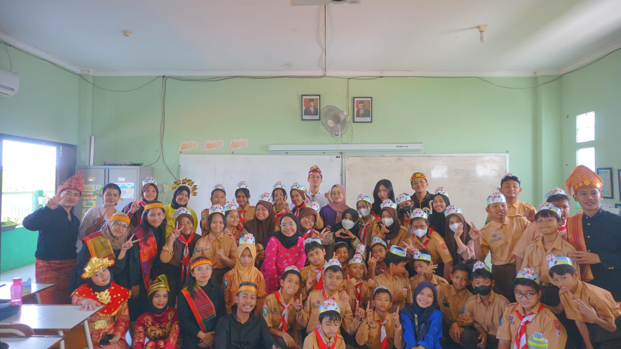 Dosen Prodi Manajemen UPNVJT dengan Mahasiswa PMM 3 Inbound dan siswa SDN Medokan Ayu II saat sosialisasi dan edukasi anti kekerasan. (dok. Pribadi)