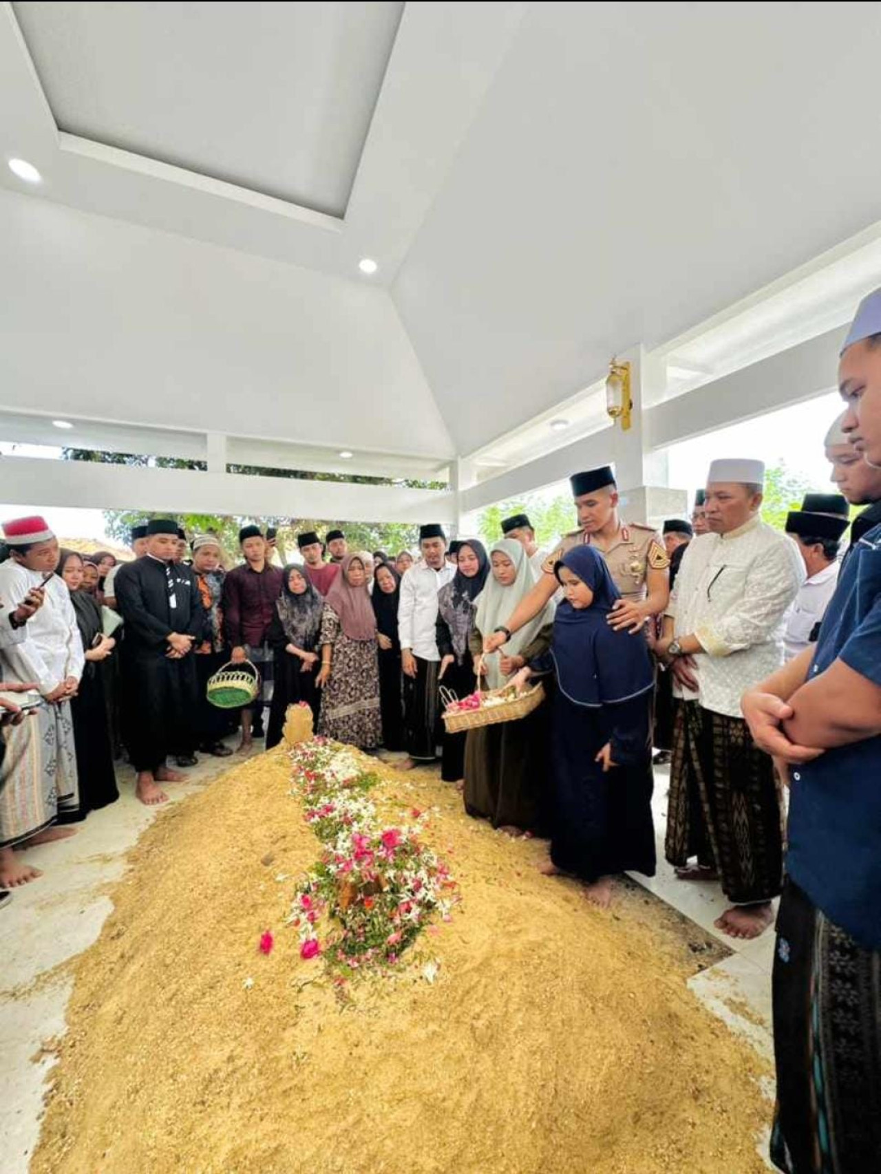 Ribuan Pelayat Hadiri Pemakaman Hj Mimin Hariyati Slamet Junaidi di Sampang