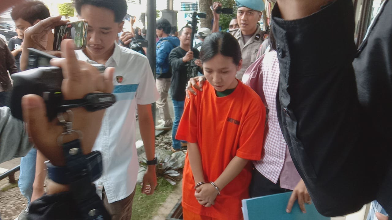 Pelaku penganiaya anak selebgram Aghnia Punjabi. (Foto: Gerhana/jatimw)