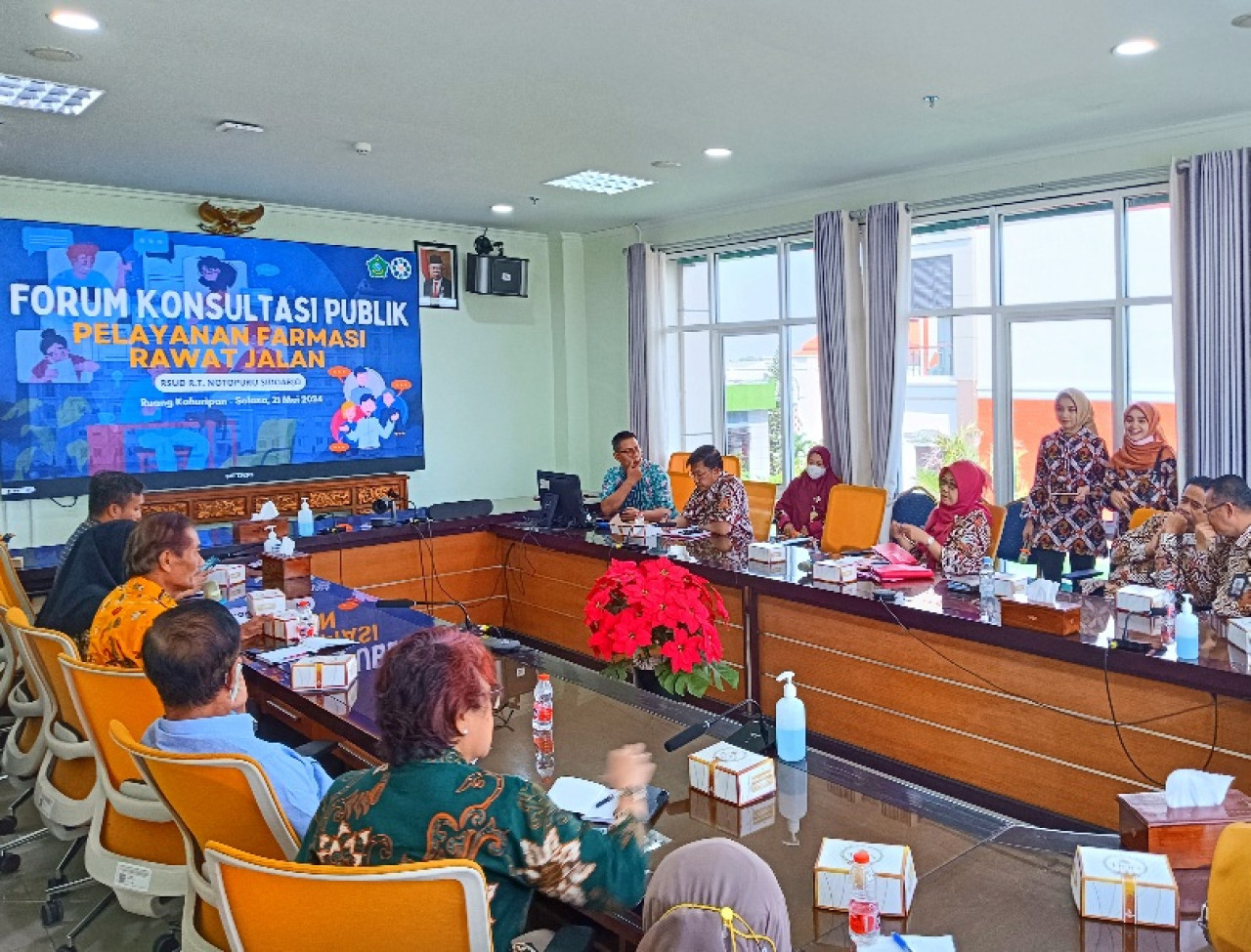 Forum Konsultasi Publik RSUD R. T. Notopuro bersama pasien, akademisi, hingga OPD di Ruang Kahuripan Gedung IPKT. (Foto: Ahaddiini HM/jatimnow.com)..