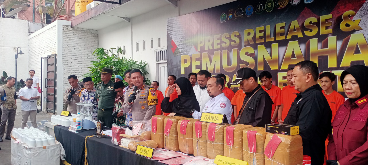 Ribuan narkoba dimusnahkan di Mapolresta Malang Kota, pada Rabu (22/5/2024). (Foto: Gerhana/jatimnow.com)