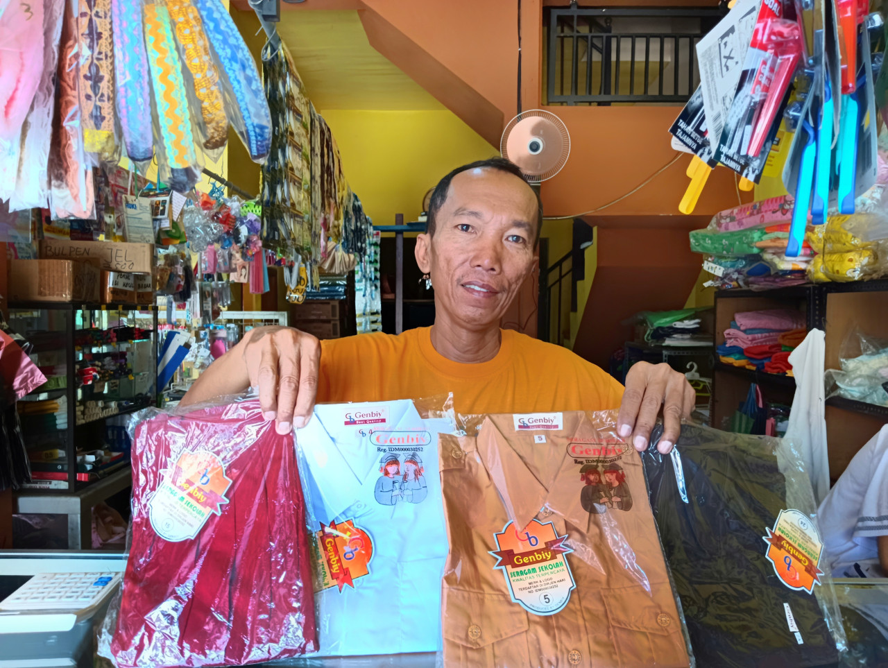 Penjualan Seragam di Pasuruan Menurun Tiap Tahun, Ini Keluhan Pedagang