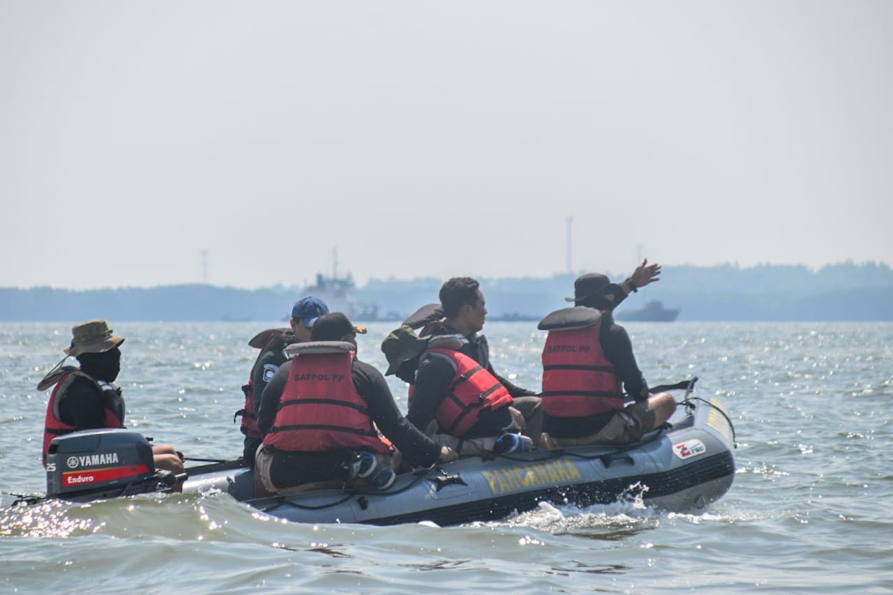 Petugas gabungan saat melakukan patroli pengawasan laut, antisipasi nelayanan curang (Foto-foto: Humas Pemkot Surabaya for jatimnow.com)