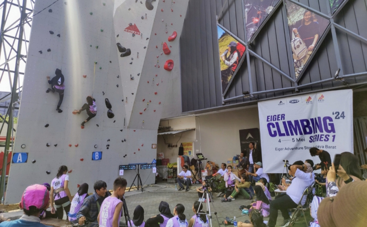 Anak-anak beradu ketangkasan memanjat dalam Eiger Climbing Series di Surabaya (Foto: Misbahul Munir/jatimnow.com)