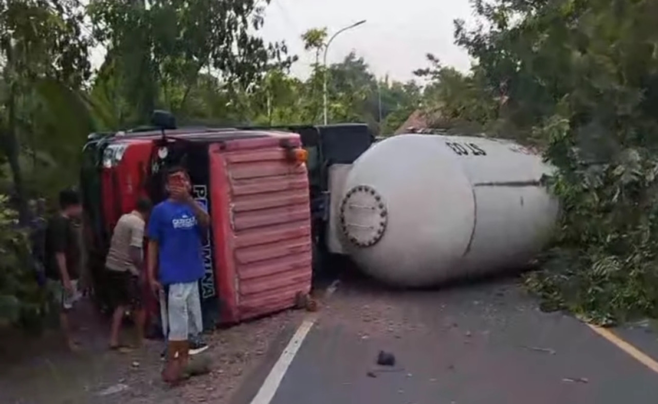 Tangkap layar video amatir warga kondisi truk tengki yang terguling melintang di tengah jalan raya Bojonegoro - Ngawi (Foto: Misbahul Munir/jatimnow.com)