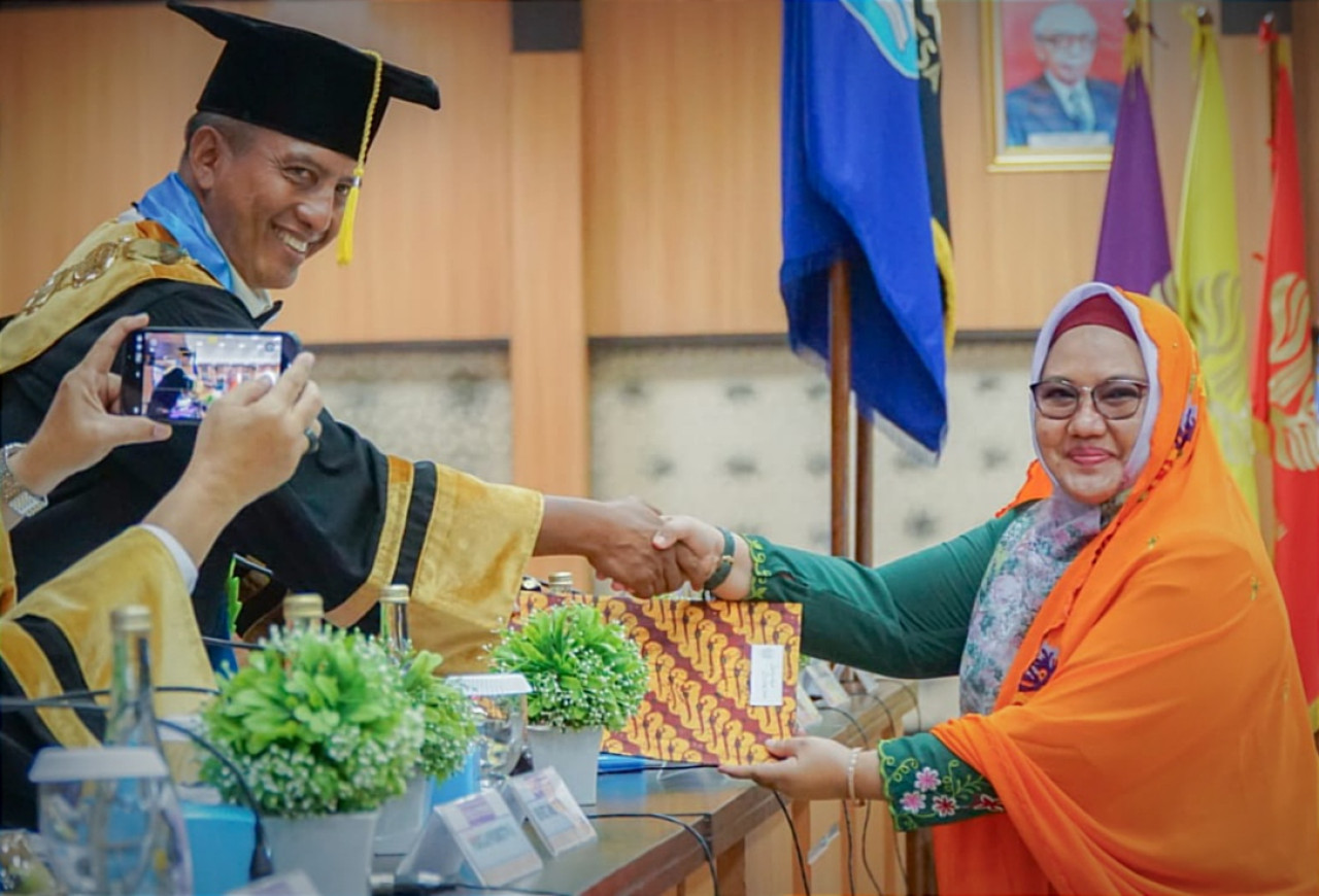 Wakil Bupati Gresik Aminatun Habibah setelah menjalani ujian terbuka di hadapan promotor dan penguji Universitas Negeri Surabaya, Selasa (14/5/2024). (Foto: Diskominfo Pemkab Gresik)