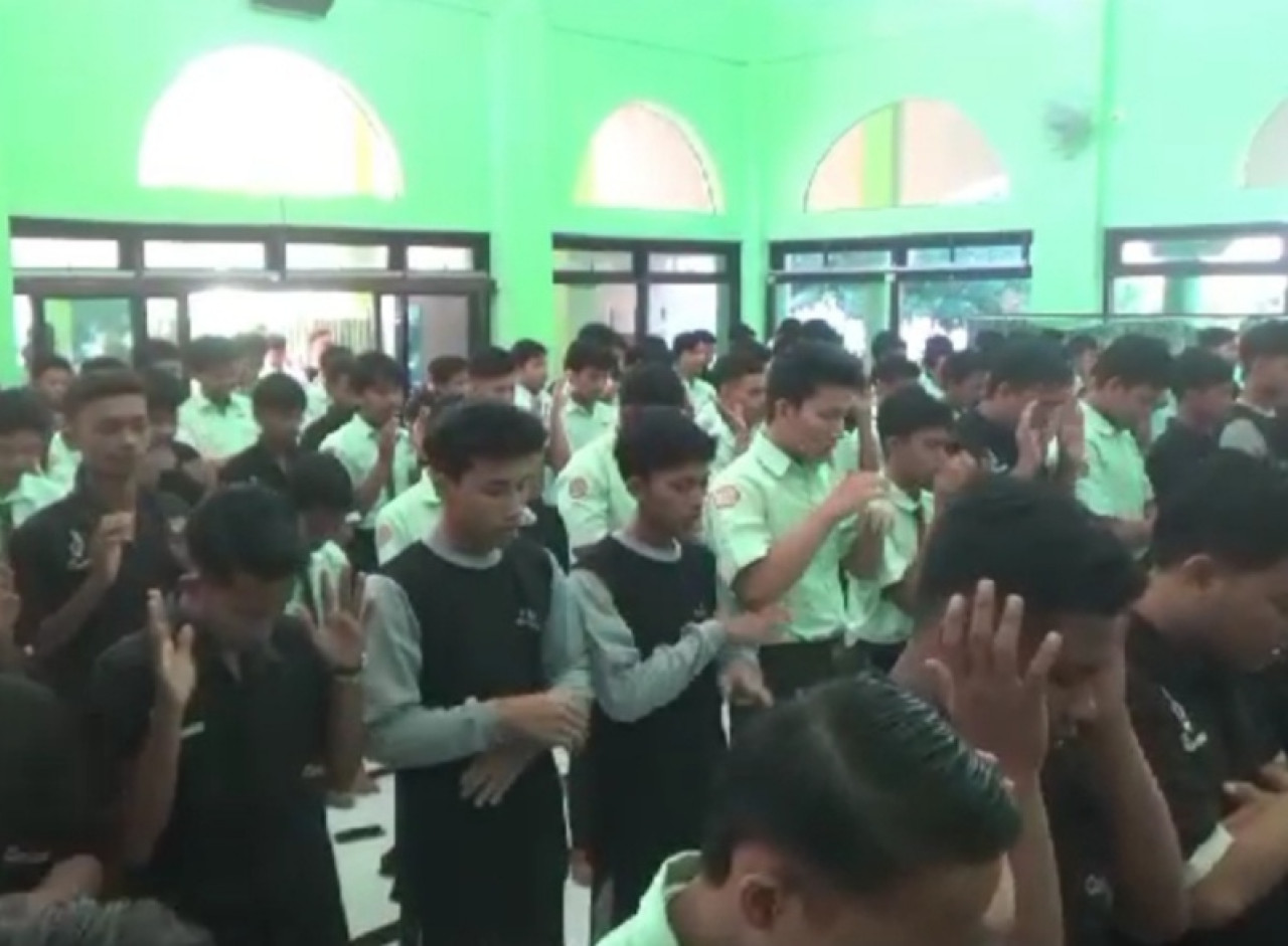 Salat gaib ratusan siswa SMKAN 2 Bangkalan. (Foto: Rahem for jatimnow.com)