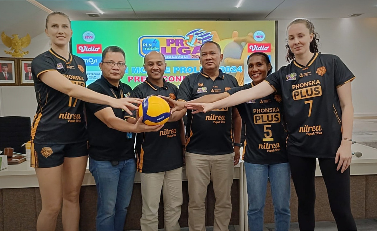 Pemain, pelatih, dan official Gresik Petrokimia Pupuk Indonesia usai pers conference pekan keempat PLN Mobile Proliga 2024 di Gresik. (Foto: Sahlul Fahmi/jatimnow.com)