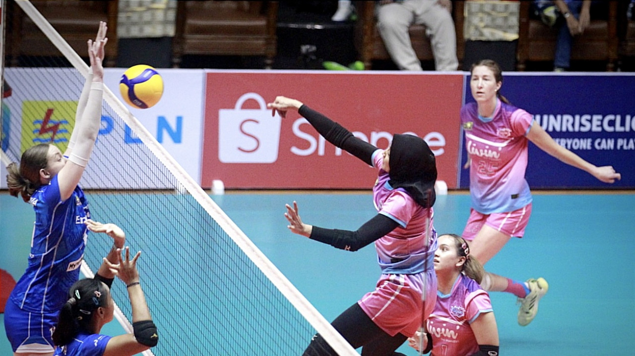 Tim Livin Mandiri (pink) saat melawan Jakarta Pertamina di pekan keempat PLN Mobile Proliga 2024 di GOR Tri Dharma Gresik. (Foto: Proliga 2024/jatimnow.com)