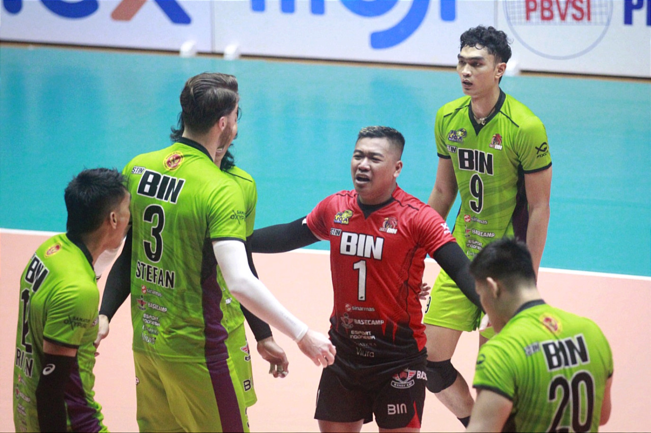 Tim Jakarta STIN BIN saat bertanding melawan Jakarta Bhayangkara Presisi di pekan keempat PLN Mobile Proliga 2024 yang digelar di GOR Tri Dharma Gresik, Jumat (17/5/2024) malam. (Foto: Proliga Official)