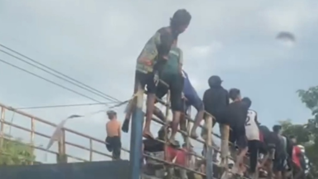 Tangkapan layar video warga ketika bocah Surabaya ini nggandol truk ke Bangkalan.