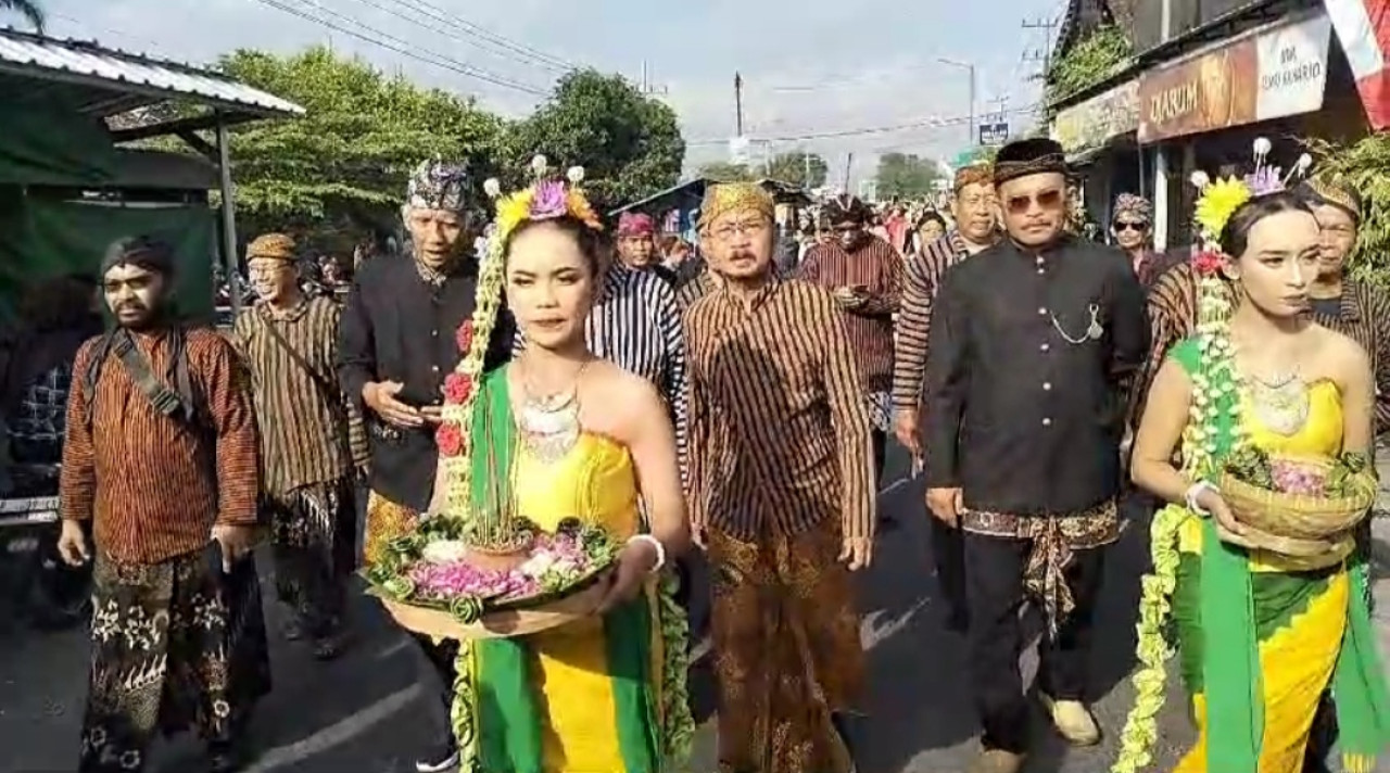 Para peserta festival tumpeng kue klepon saat berkelilung desa. (Foto: Giant for jatimnow.com)