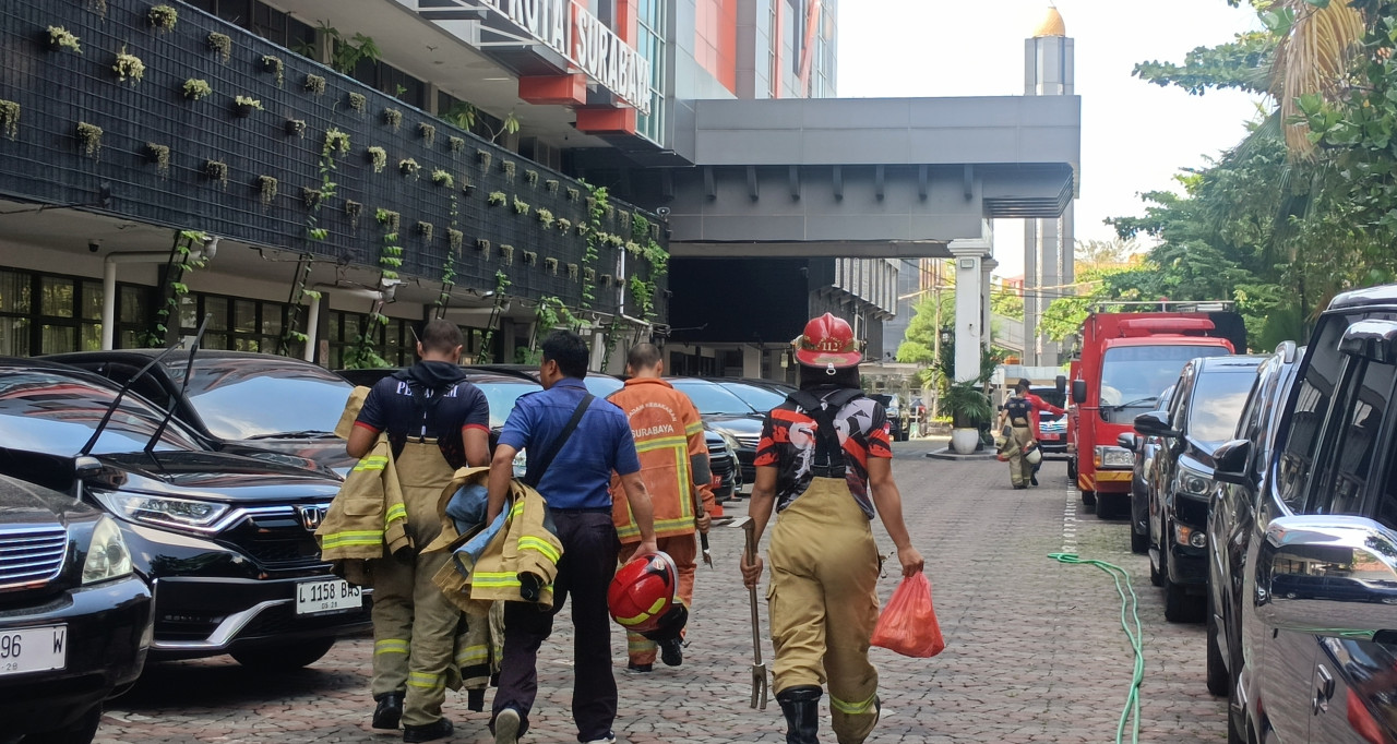 Petugas Damkar Surabaya keluar dari gedung perkantoran Pemkot usai melakukan penanganan (Foto: Misbahul Munir/jatimnow.com)