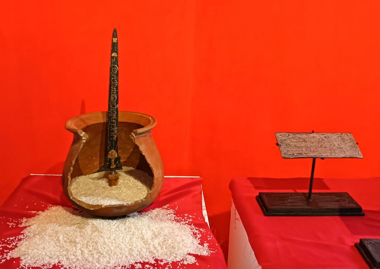 Karya di pameran seni aksara Jawa kuna Nawasena Sidoarjo. (Foto: Ahaddiini HM/jatimnow.com)