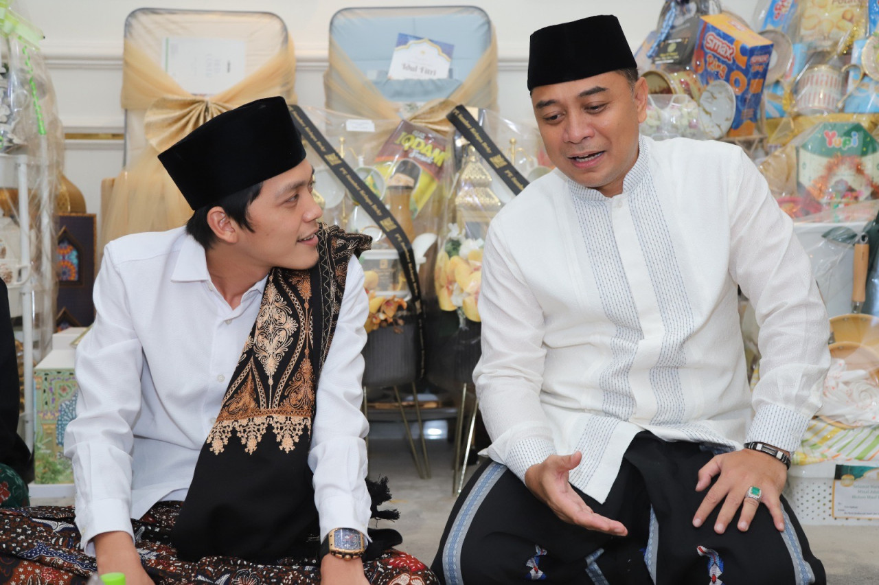 Gus Iqdam bersama Wali Kota Surabaya Eri Cahyadi. (Foto: Diskominfo Jatim/jatimnow.com)