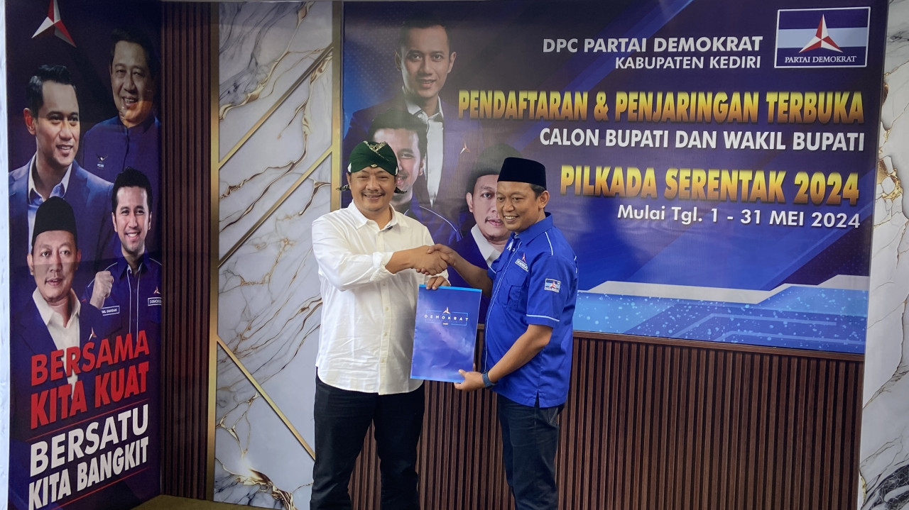 Deny kembalikan formulir di Demokrat Kabupaten Kediri. (Foto: Yanuar Dedy/jatimnow.com)
