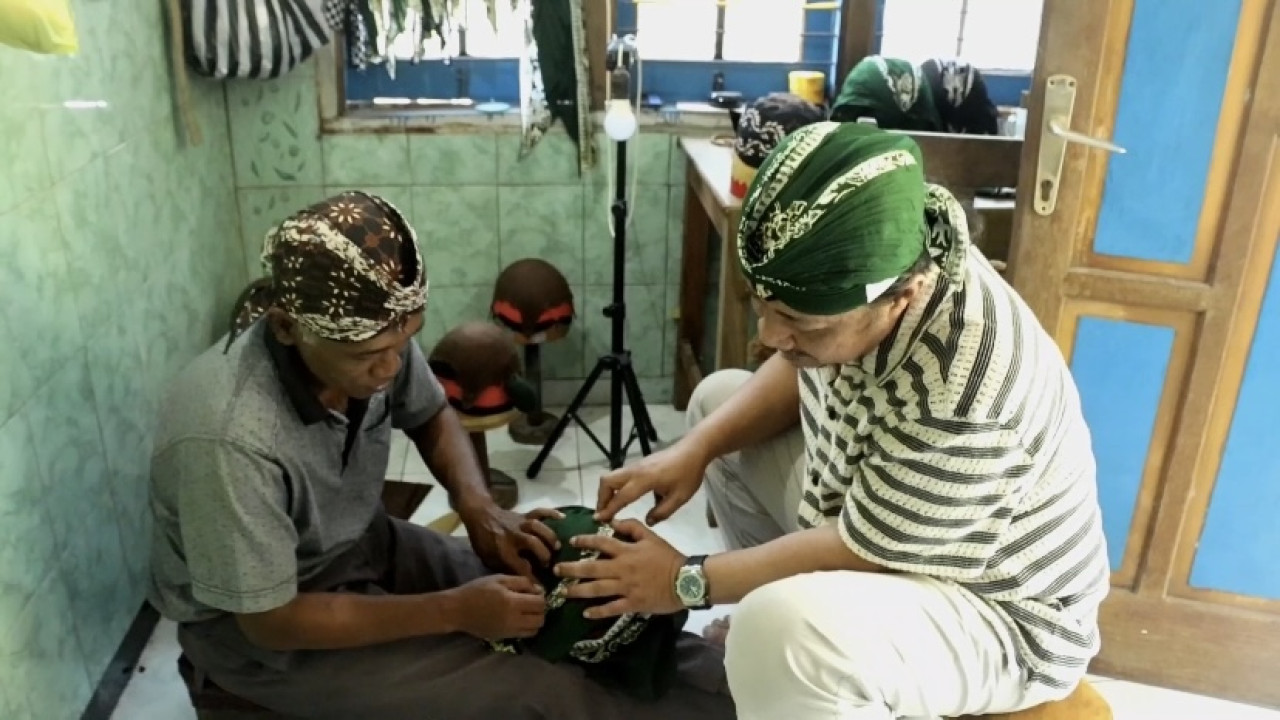 Pranotocoro Manten Jawa di Kediri Banting Stir jadi Pengusaha Blangkon, Begini Kisahnya