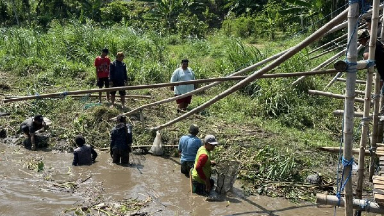 Tradisi pladi di Sungai Brantas Kediri. (Foto: Almer for jatimnow.com)