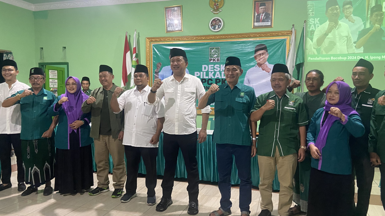 Ipong Muchlissoni saat mendaftar di PKB Ponorogo. (Foto: Ahmad Fauzani/jatimnow.com)