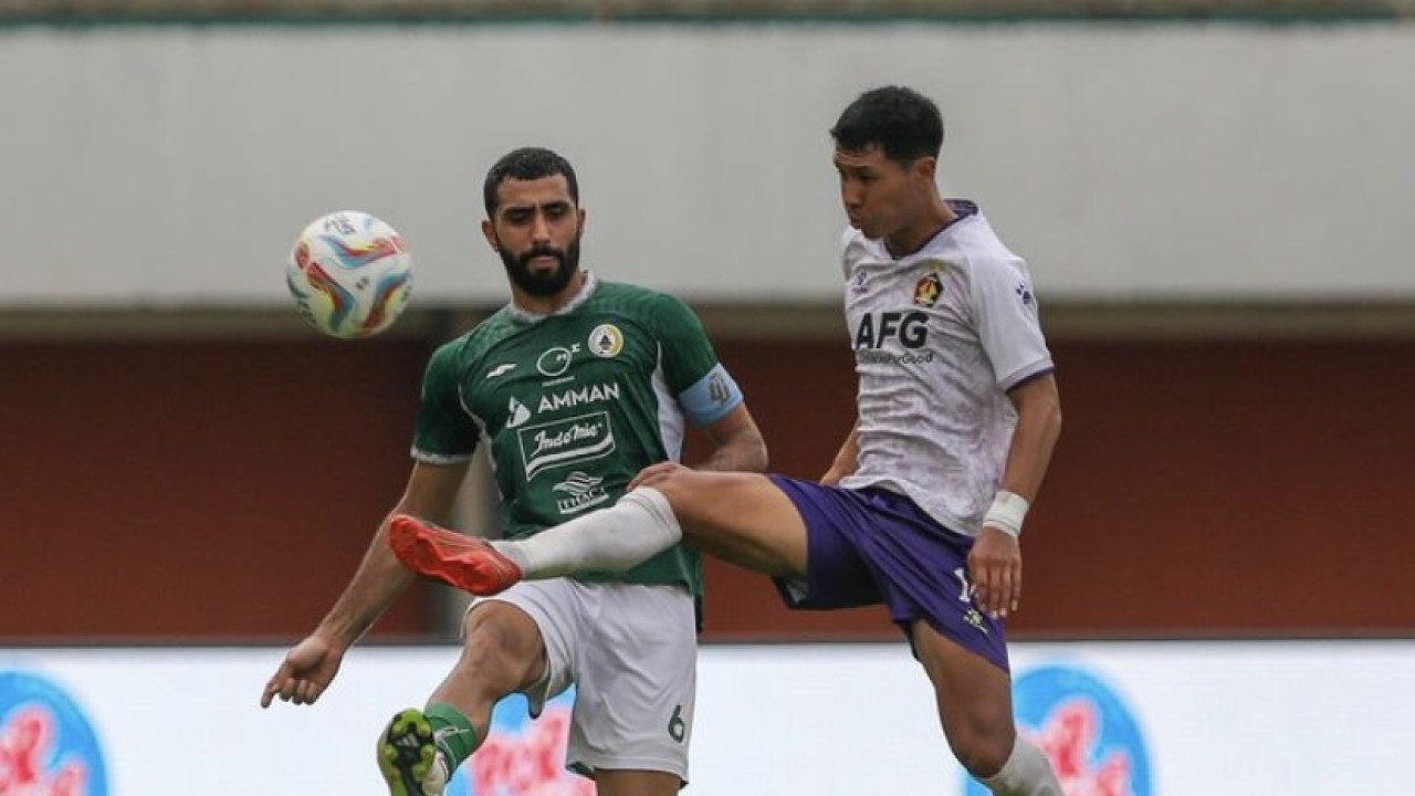 Pemain Persik Kediri Adi Eko Jayanto berduel dengan pemain PSS Sleman. (Foto: Persik Kediri/jatimnow.com)