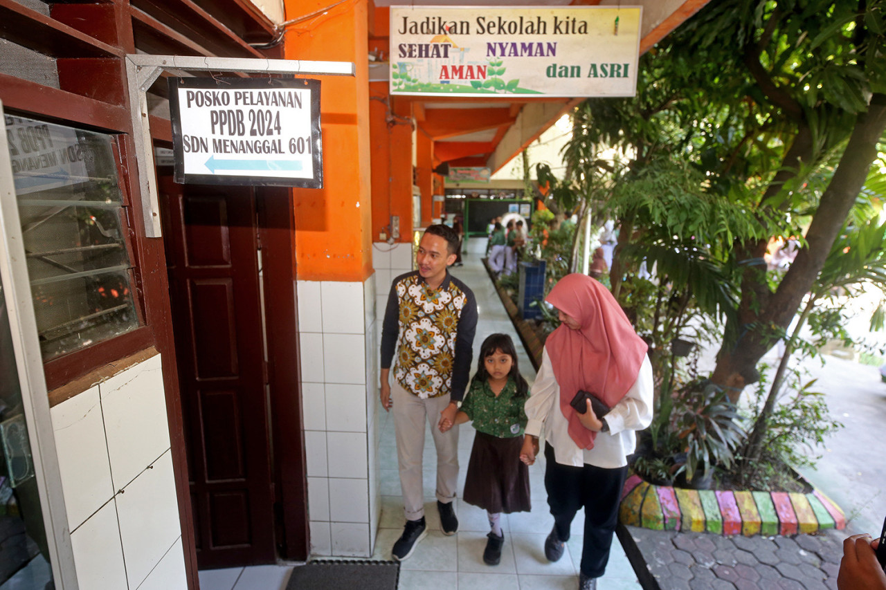 Posko PPDB di SDN Menanggal Surabaya. (Foto: Pemkot Surabaya for jatimnow.com)