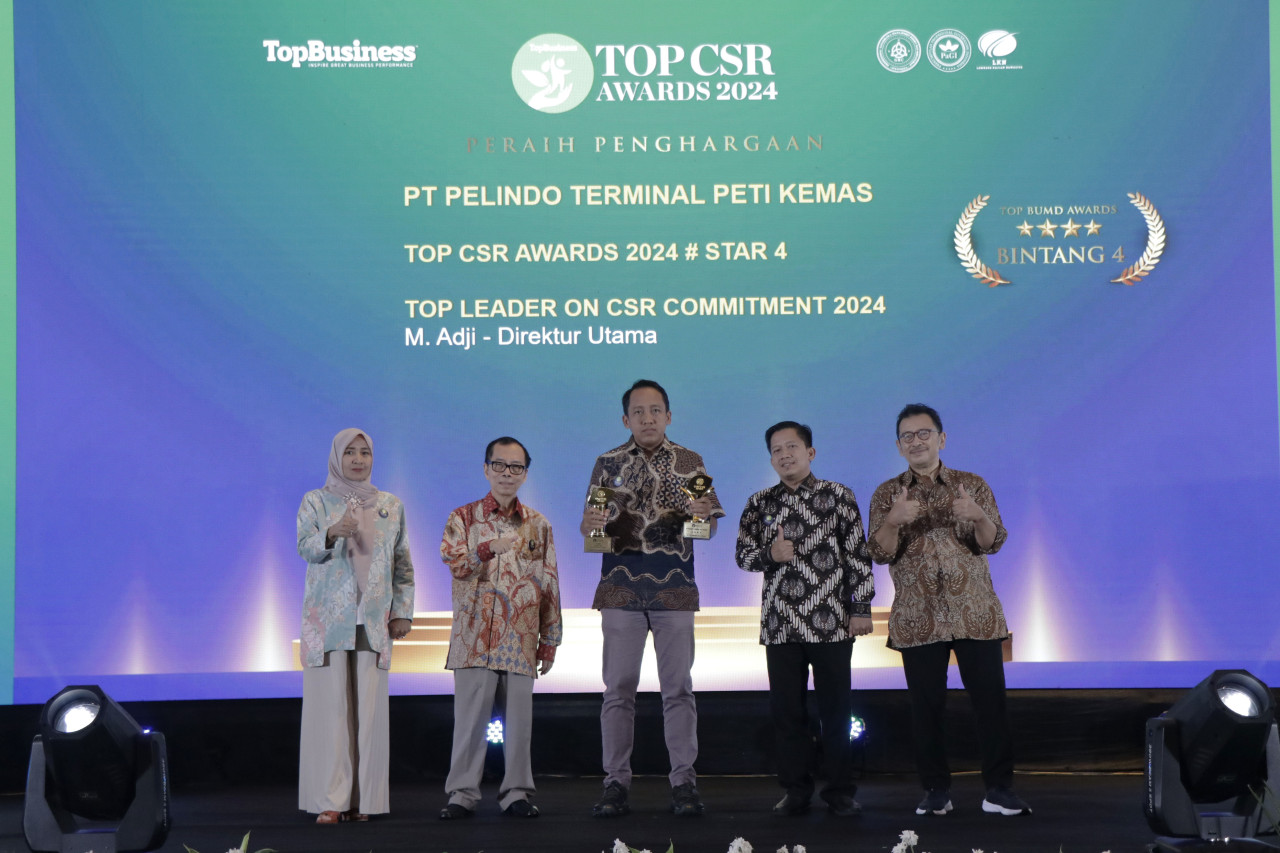 VP Tanggung Jawa Sosial dan Lingkungan PT Pelindo Terminal Petikemas, Annang Cahyadi (tengah) menerima piala penghargaan TOP CSR Awards 2024. (Foto: Humas PT TTL/jatimnow.com)