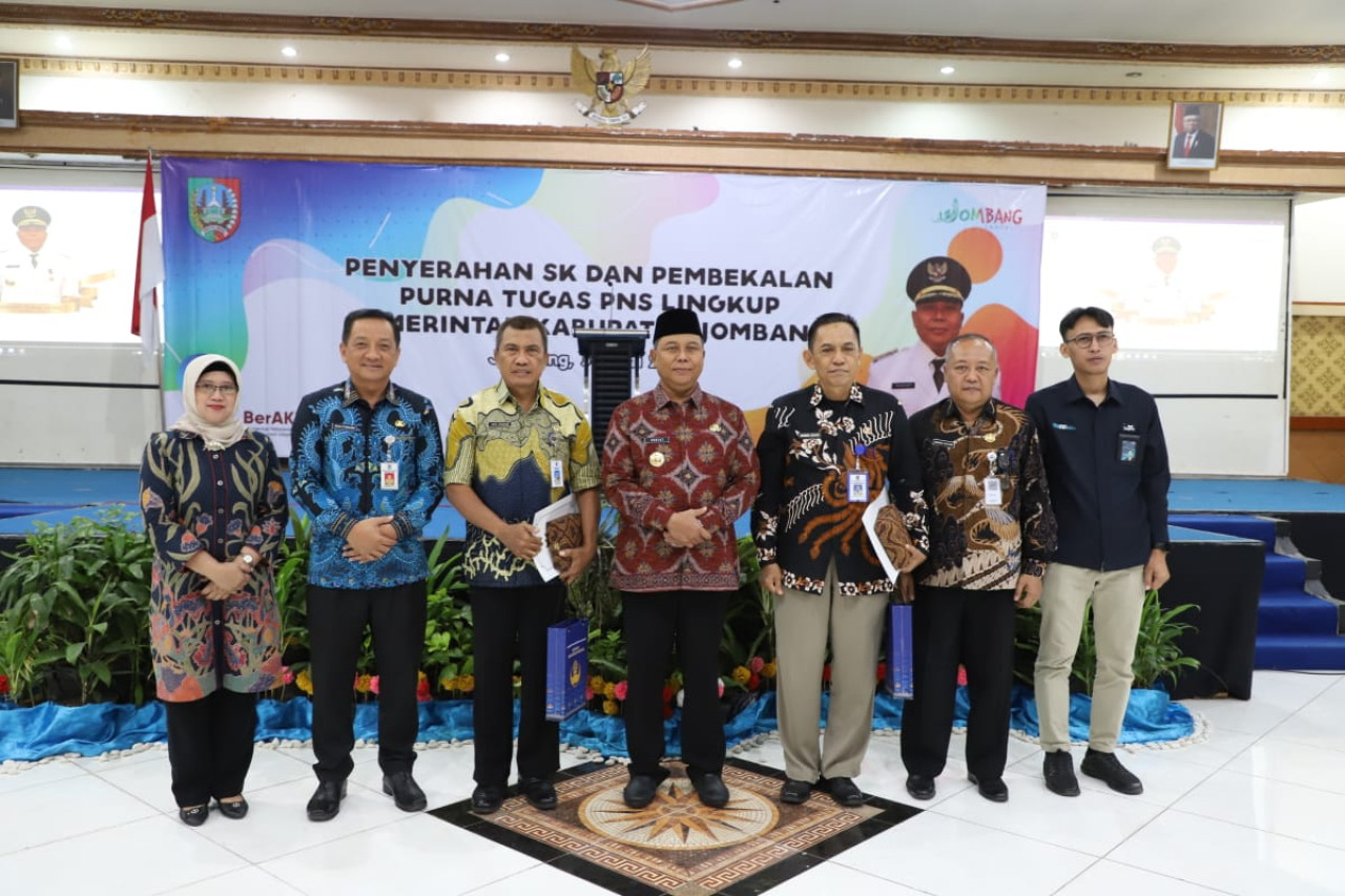 Penyerahan SK Purna PNS oleh Pj Bupati Jombang. (Foto: Pemkab Jombang/jatimnow.com)