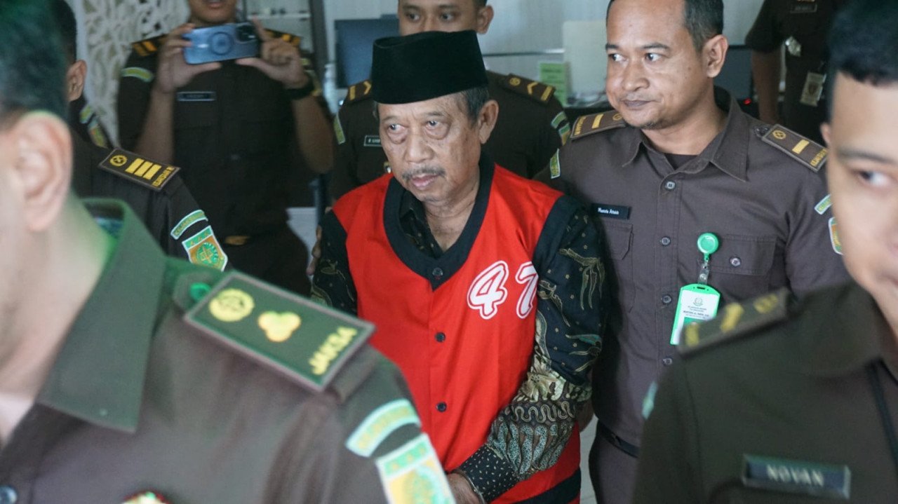 Andhi Mujoto, Kades Rejotangan saat ditahan Kejari Tulungagung. (Foto: Bramanta Pamungkas/jatimnow.com)