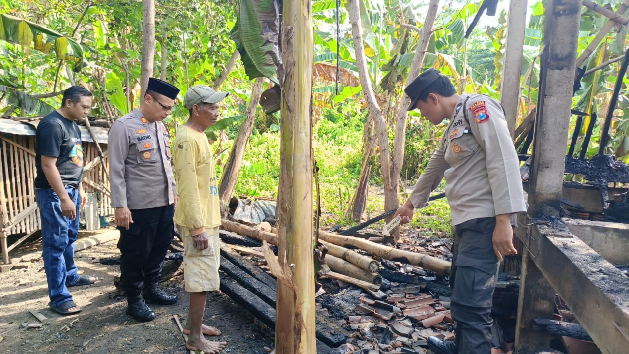 Kandang kambing yang hangus terbakar. (Foto: Polsek Sambit for jatimnow.com))