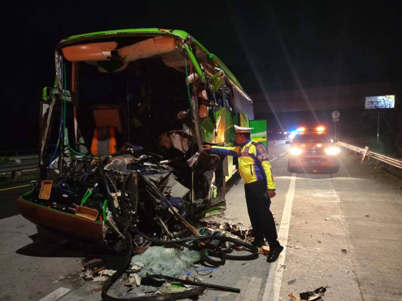 Kondisi bus yang ditumpangi rombongan SMP PGRI 1 Wonosari, Kabupaten Malang. (Foto: dok. jatimnow.com)