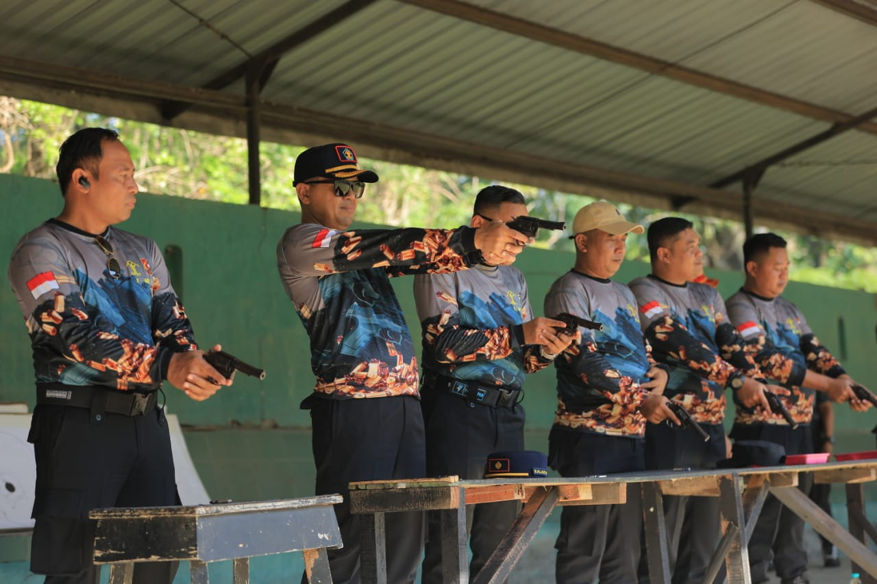 Kepala UPT Pemasyarakatan dan Imigrasi di lingkungan Kanwil Kemenkumham Jawa Timur mengikuti kegiatan menembak bersama di Pusdik Sabara Porong. (Foto: Humas Kemenkumham Jatim for jatimnow.com)