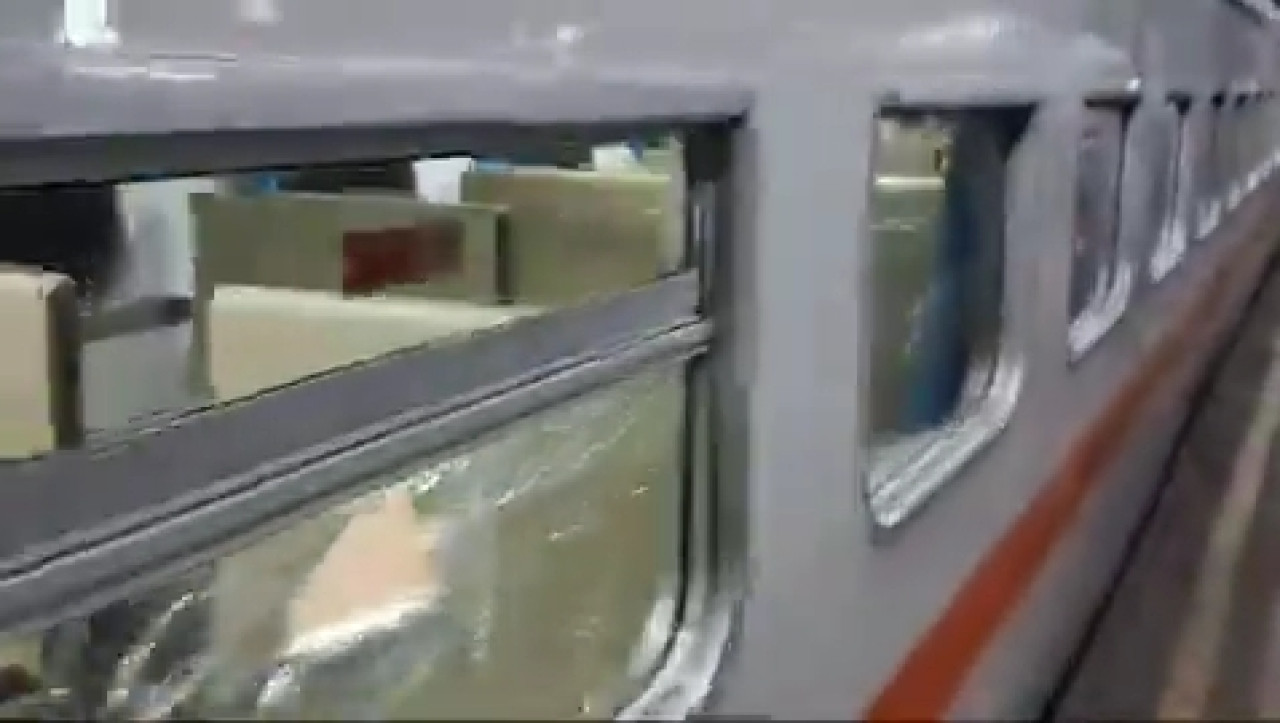 KA Pasundan Diserang Oknum Bonek saat Tiba di Stasiun Gubeng Surabaya