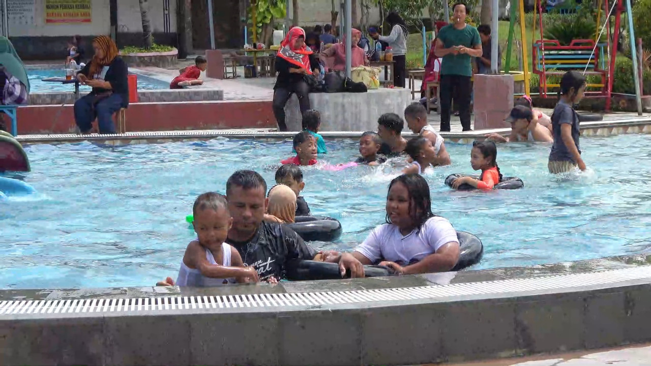 Serunya bercengkerama dengan sanak keluarga di Kolam Renang Oro Oro Ombo. (Foto : Adyad Ammy Iffansah/jatimnow.com)