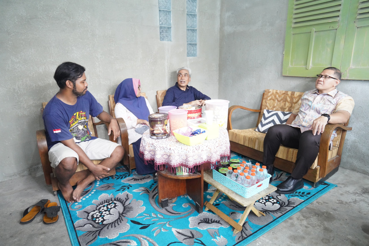Pj Wali Kota Batu, Aries Agung Paewai mengunjungi salah satu tempat tinggal guru di Kota Batu.  (Foto: Dok Prokopim Pemkot Batu for jatimnow.com)