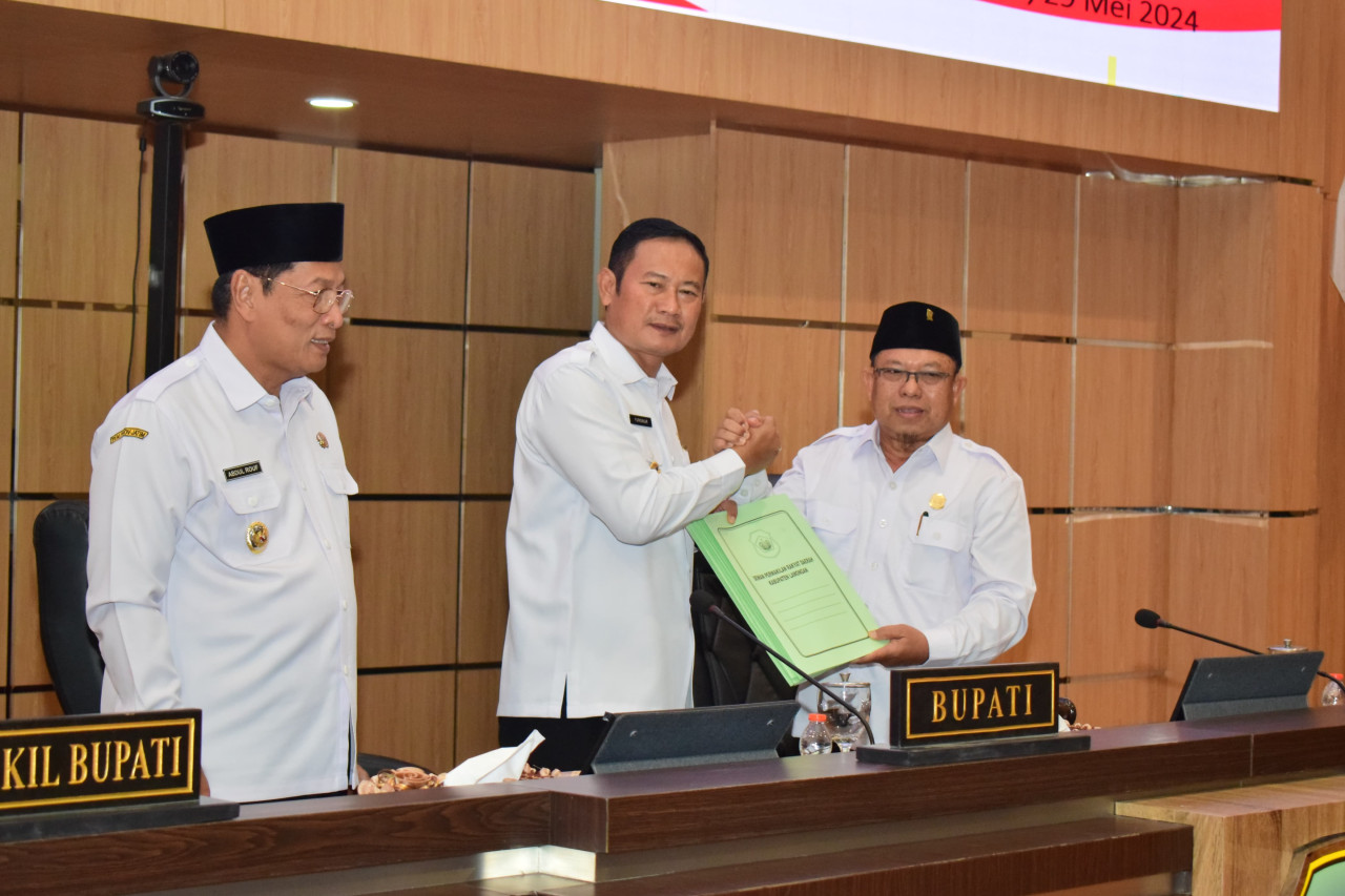 Bupati Lamongan, Yuhronur Efendi saat menerima berkas pandangan umun atas LPJ APBD 2023 dari DPRD Lamongan. (Foto: Adyad Ammy Iffansah/jatimnow.com)
