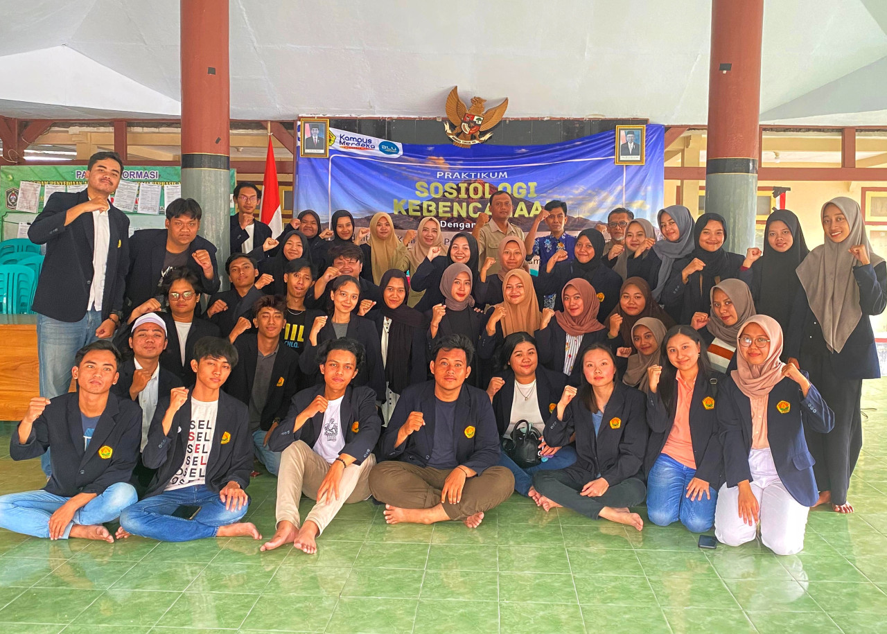 Mahasiswa Program Studi Sosiologi FISIP Universitas Negeri Jember (Unej) melakukan praktikum di desa Gondoruso, Kecamatan Pasirian, Kabupaten Lumajang.(Foto: Dodik Harnadi for jatimnow.com)