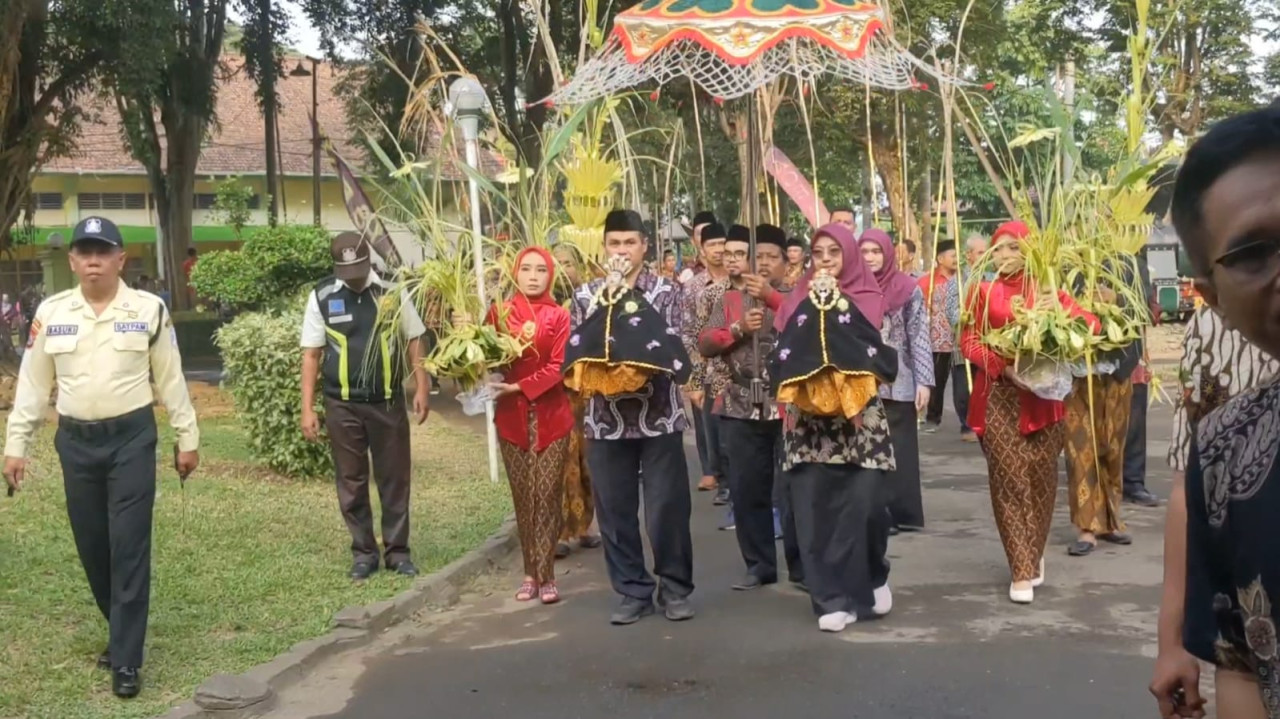 Arak-arakan manten tebu membuka musim giling di PG Mojopanggung Tulungagung. (Foto: Bramanta Pamungkas/jatimnow.com)