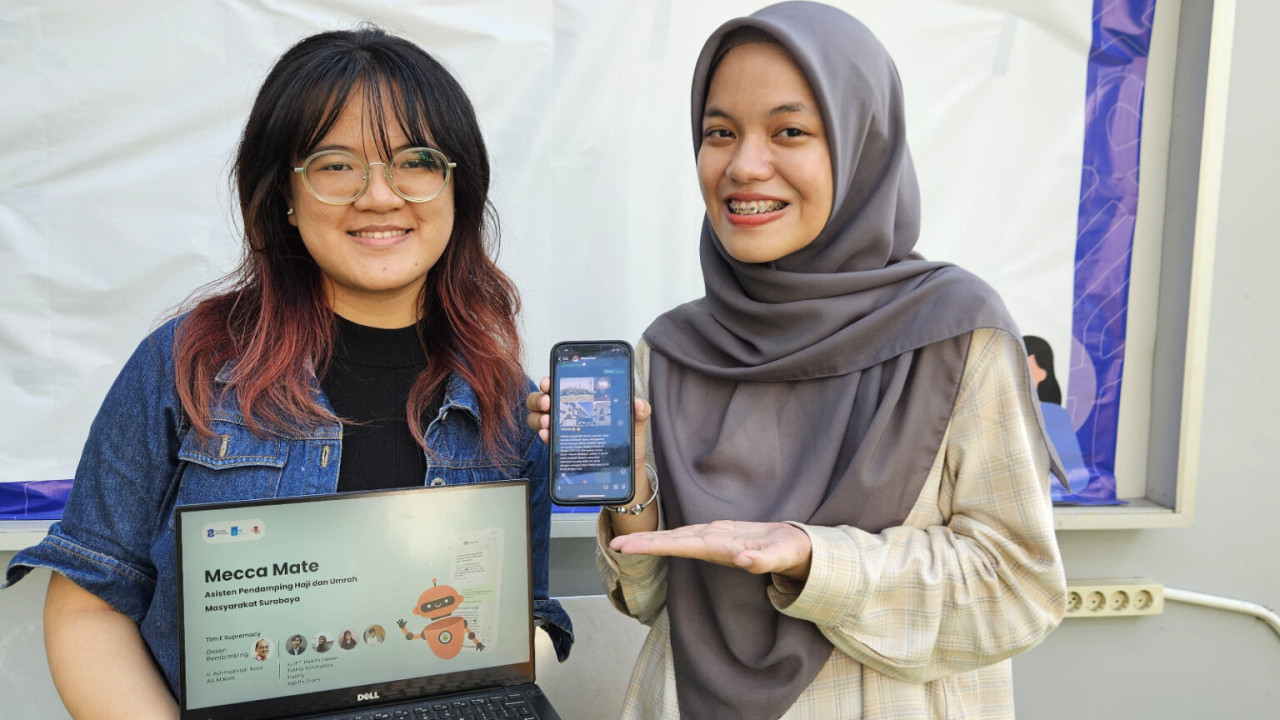 Hanny (kiri) dan Fathia Rahmanisa saat menunjukkan tampilan dari platform Mecca Mate rancangan timnya dari Departemen Sistem Informasi ITS. (Foto: Humas ITS)