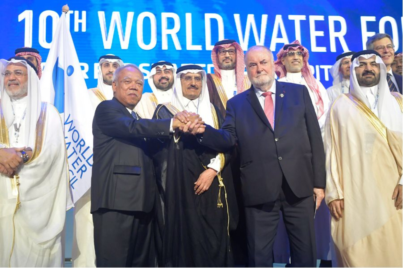 Menteri PUPR Basuki Hadimuljono (kedua kiri) berpegangan tangan dengan Deputy Minister for Water, at the Ministry of Environment Water and Agriculture Arab Saudi Abdulaziz M. Alshaibani (tengah). (Foto: Tim media WWF)