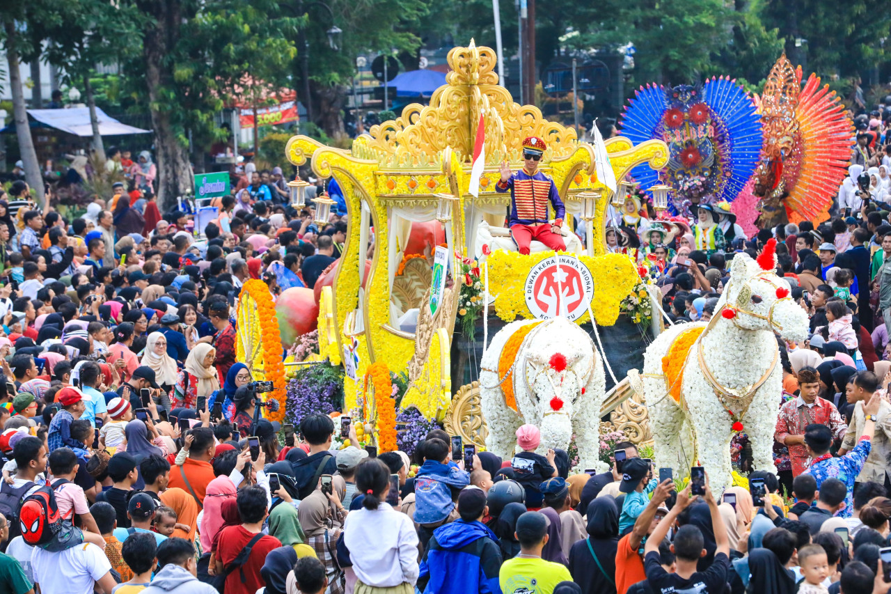 Mobil hias bertajuk 'The Beauty of Shinning Batu' tampil pada lomba parade mobil hias di Kota Solo, Jawa Tengah pada Rabu (15/5/2024).